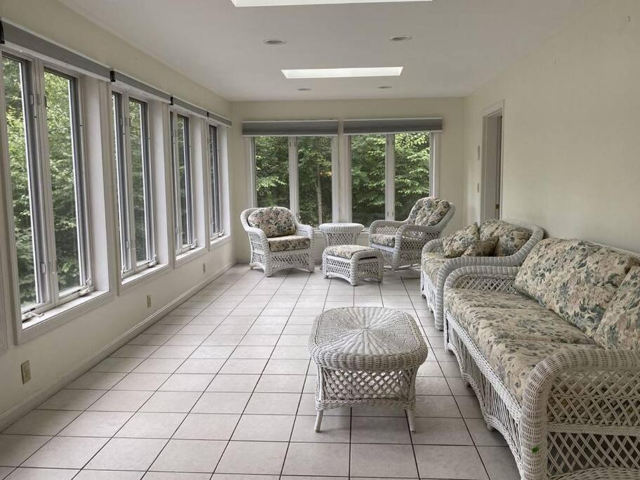 Beautiful Spacious Home W/ Game Room. Gilford Luaran gambar