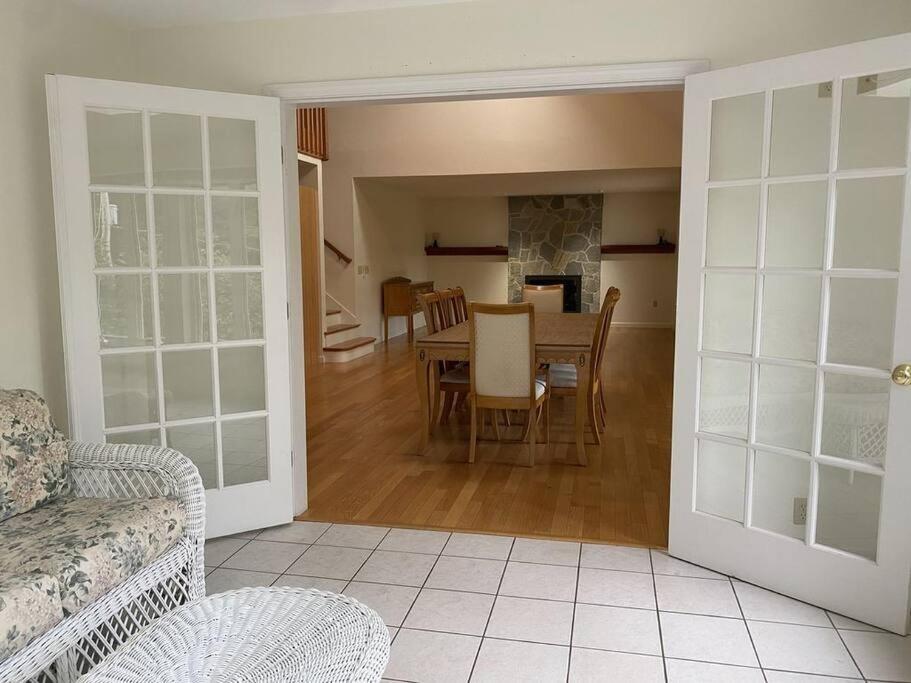 Beautiful Spacious Home W/ Game Room. Gilford Luaran gambar