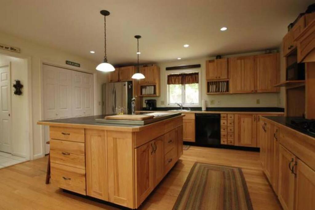 Beautiful Spacious Home W/ Game Room. Gilford Luaran gambar