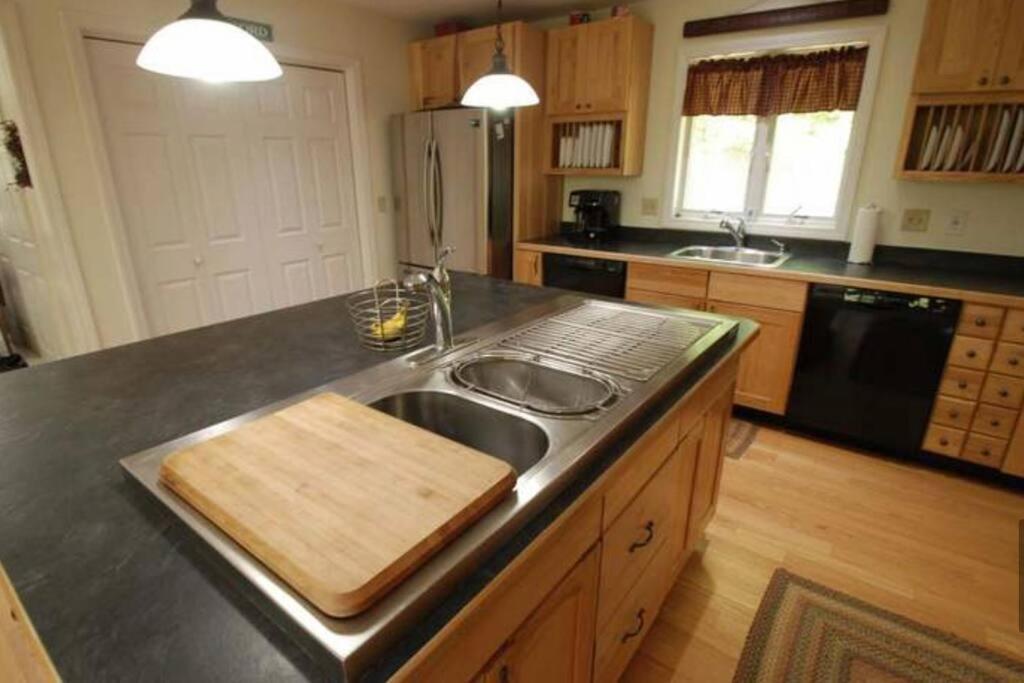 Beautiful Spacious Home W/ Game Room. Gilford Luaran gambar